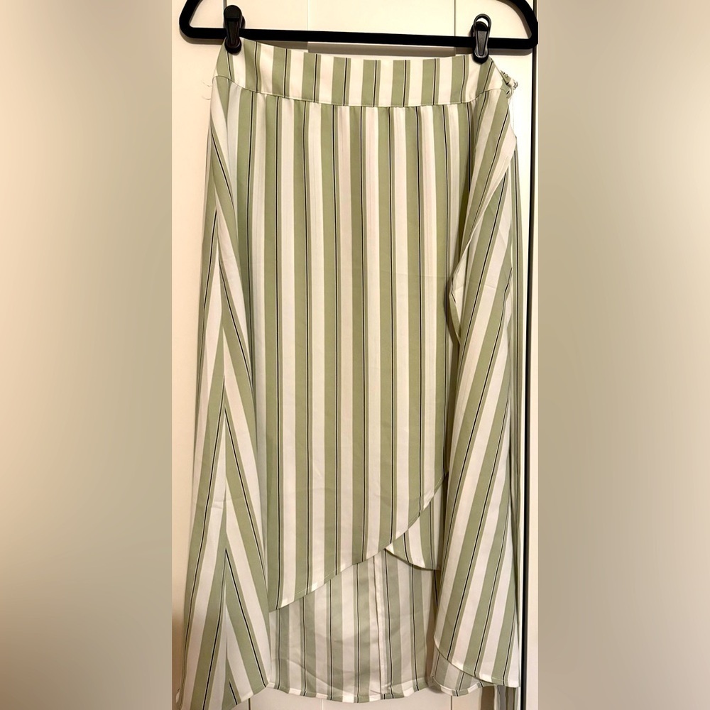 New Ann Taylor LOFT Women’s NWT Size 10 Striped Asymmetric Hem Skirt.